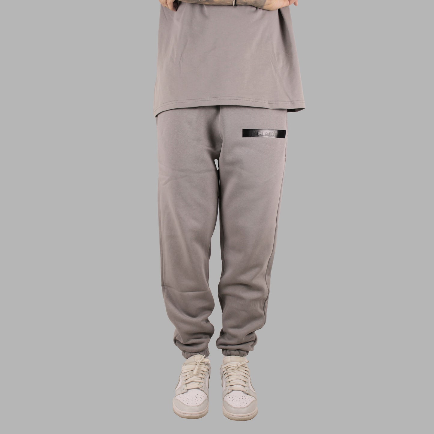Graue Black Line Schwarze Hose